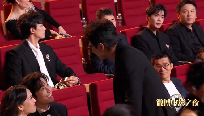 电影之夜台下直拍：邓超黄晓明同坐无交流，佟丽娅忙着玩手机