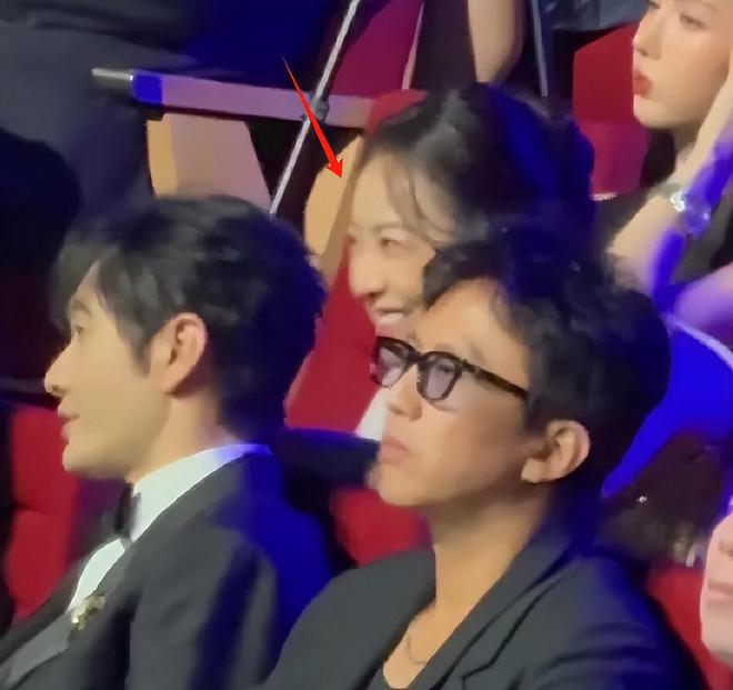 电影之夜台下直拍：邓超黄晓明同坐无交流，佟丽娅忙着玩手机