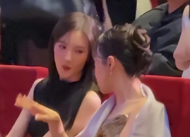 电影之夜台下直拍：邓超黄晓明同坐无交流，佟丽娅忙着玩手机