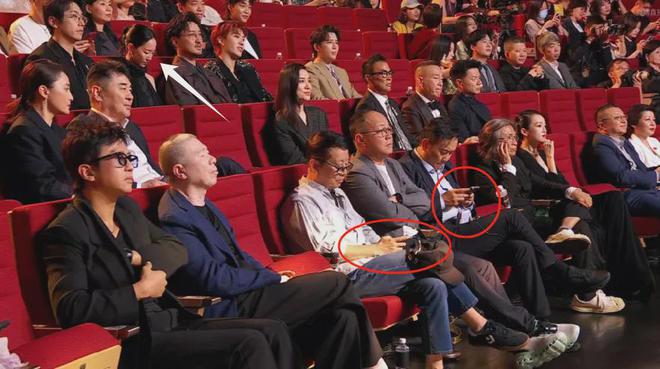 电影之夜台下直拍：邓超黄晓明同坐无交流，佟丽娅忙着玩手机