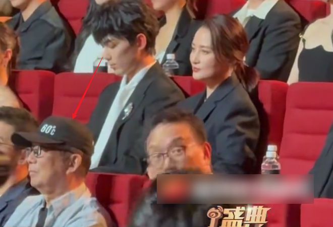 电影之夜台下直拍：邓超黄晓明同坐无交流，佟丽娅忙着玩手机