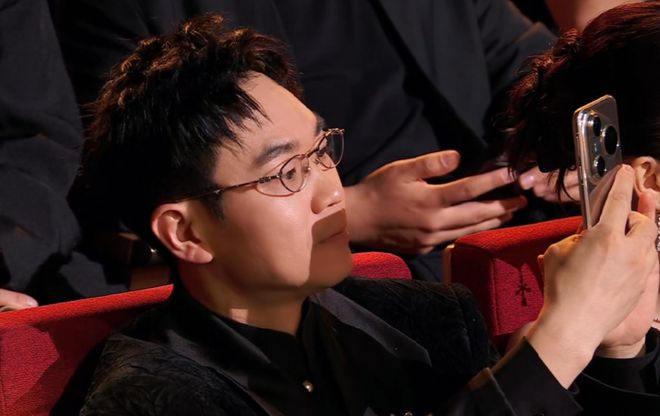 电影之夜台下直拍：邓超黄晓明同坐无交流，佟丽娅忙着玩手机