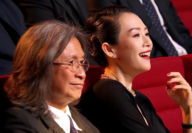 电影之夜台下直拍：邓超黄晓明同坐无交流，佟丽娅忙着玩手机