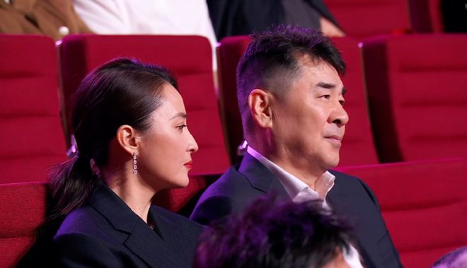 电影之夜台下直拍：邓超黄晓明同坐无交流，佟丽娅忙着玩手机