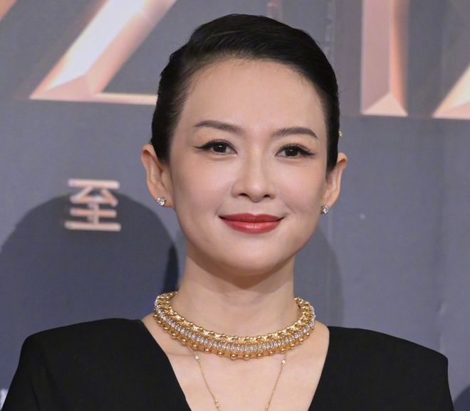 电影之夜红毯尴尬瞬间：主持人嘴瓢，黄晓明抱鸡亮相，众星被绊倒