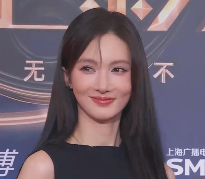 电影之夜红毯尴尬瞬间：主持人嘴瓢，黄晓明抱鸡亮相，众星被绊倒
