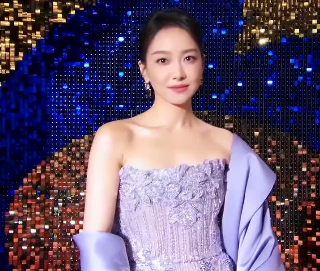 电影之夜红毯尴尬瞬间：主持人嘴瓢，黄晓明抱鸡亮相，众星被绊倒