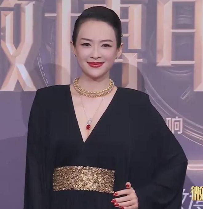 电影之夜红毯尴尬瞬间：主持人嘴瓢，黄晓明抱鸡亮相，众星被绊倒