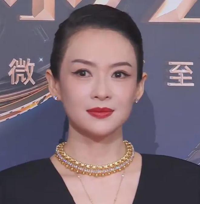 电影之夜红毯尴尬瞬间：主持人嘴瓢，黄晓明抱鸡亮相，众星被绊倒