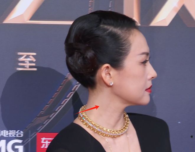 电影之夜红毯尴尬瞬间：主持人嘴瓢，黄晓明抱鸡亮相，众星被绊倒