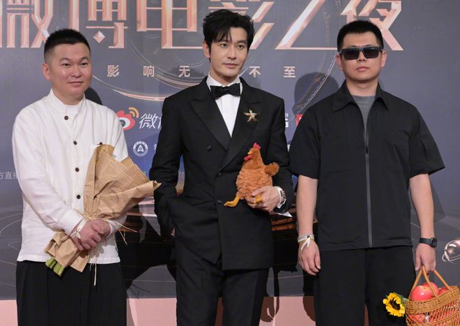 电影之夜红毯尴尬瞬间：主持人嘴瓢，黄晓明抱鸡亮相，众星被绊倒