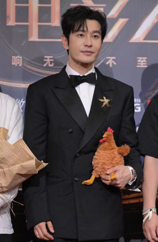 电影之夜红毯尴尬瞬间：主持人嘴瓢，黄晓明抱鸡亮相，众星被绊倒