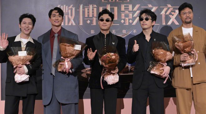 电影之夜红毯尴尬瞬间：主持人嘴瓢，黄晓明抱鸡亮相，众星被绊倒