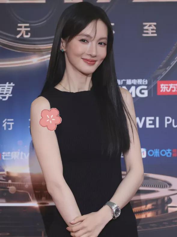 电影之夜红毯尴尬瞬间：主持人嘴瓢，黄晓明抱鸡亮相，众星被绊倒
