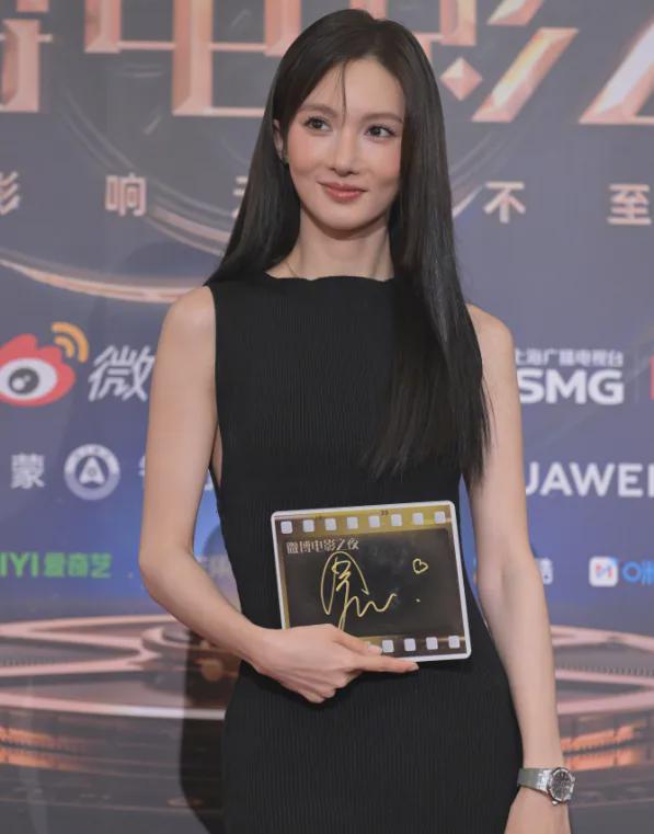 电影之夜红毯尴尬瞬间：主持人嘴瓢，黄晓明抱鸡亮相，众星被绊倒