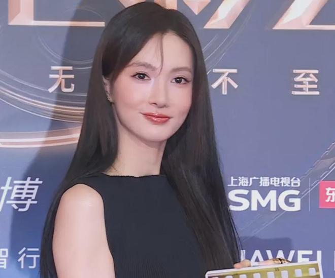 电影之夜红毯尴尬瞬间：主持人嘴瓢，黄晓明抱鸡亮相，众星被绊倒