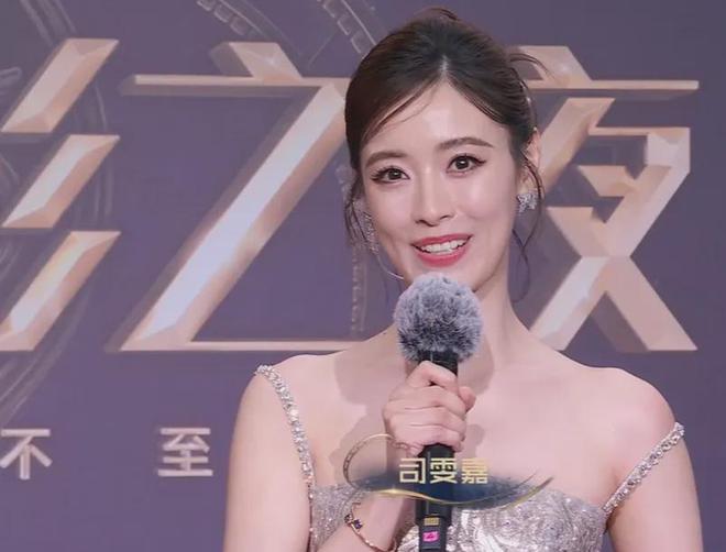 电影之夜红毯尴尬瞬间：主持人嘴瓢，黄晓明抱鸡亮相，众星被绊倒