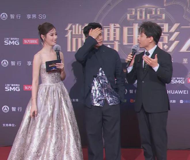 电影之夜红毯尴尬瞬间：主持人嘴瓢，黄晓明抱鸡亮相，众星被绊倒