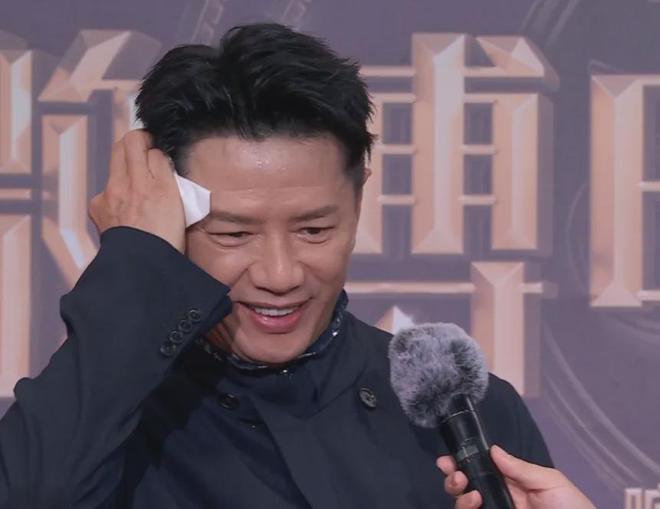电影之夜红毯尴尬瞬间：主持人嘴瓢，黄晓明抱鸡亮相，众星被绊倒