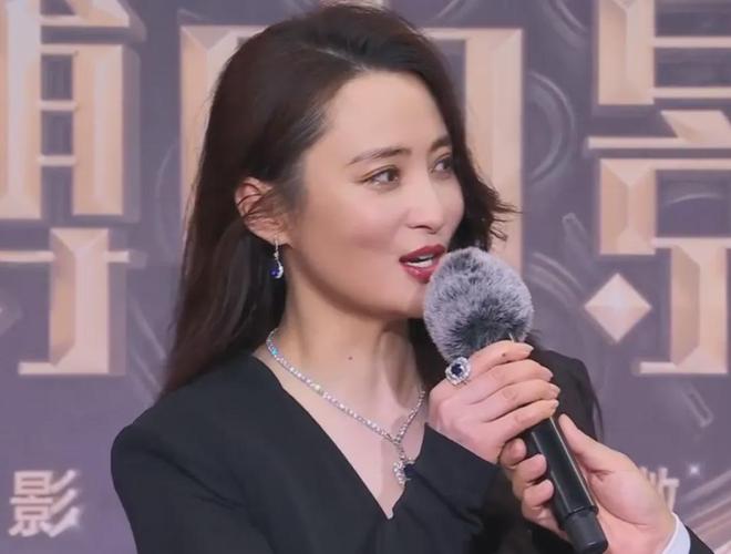 电影之夜红毯尴尬瞬间：主持人嘴瓢，黄晓明抱鸡亮相，众星被绊倒