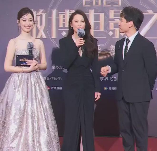 电影之夜红毯尴尬瞬间：主持人嘴瓢，黄晓明抱鸡亮相，众星被绊倒