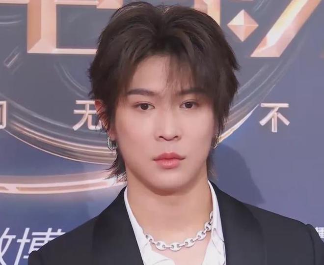 电影之夜红毯尴尬瞬间：主持人嘴瓢，黄晓明抱鸡亮相，众星被绊倒