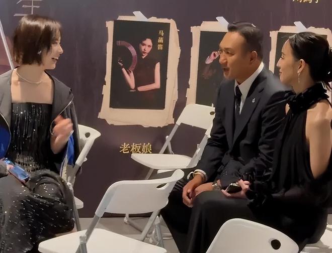电影之夜红毯尴尬瞬间：主持人嘴瓢，黄晓明抱鸡亮相，众星被绊倒