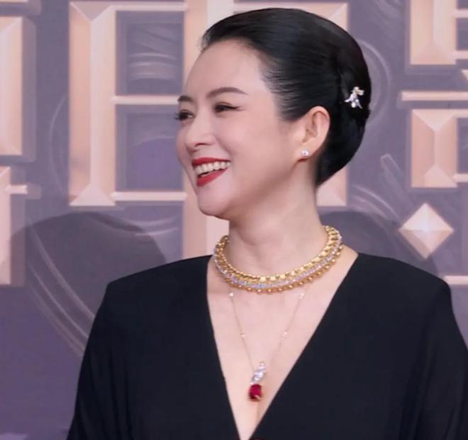 电影之夜红毯生图来了！章子怡一脸富态，钟楚曦太瘦，金晨又变样