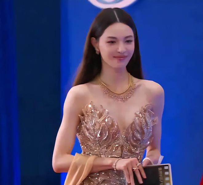 电影之夜红毯生图来了！章子怡一脸富态，钟楚曦太瘦，金晨又变样