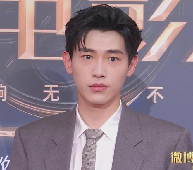 电影之夜男明星集体翻车！松垮、疲惫、黑眼圈、尽显真实状态