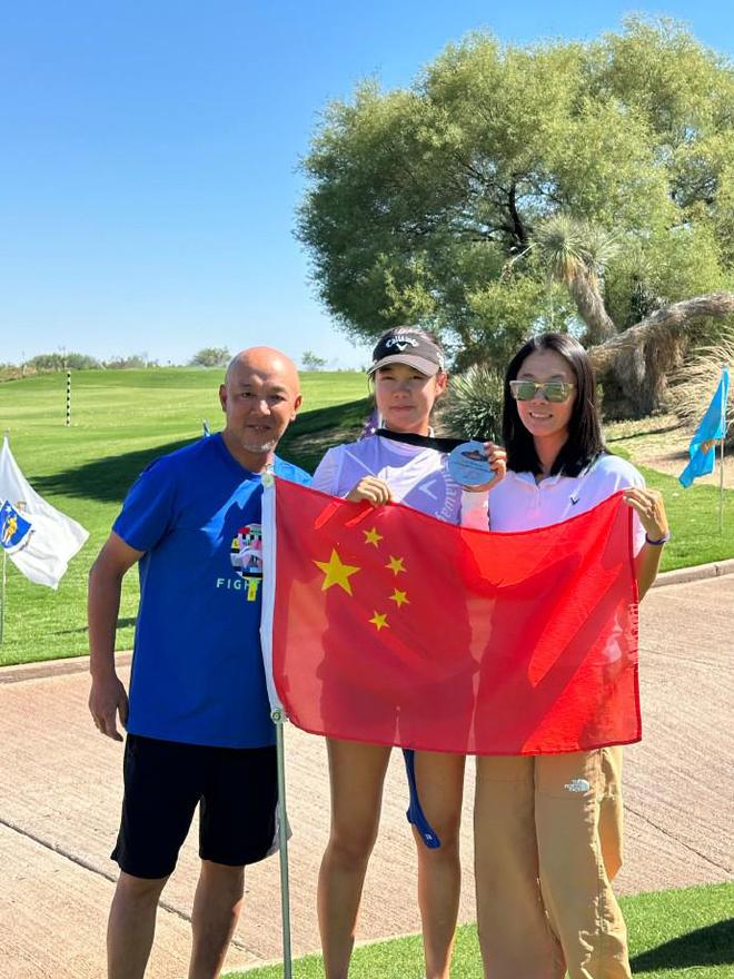 肖战晒陪女儿打高尔夫：乒乓球的心理变化可以借鉴到高尔夫