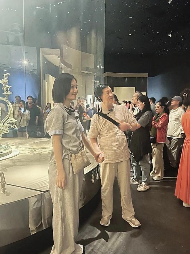 回归本真！谢娜牵父亲逛博物馆太温馨 妈妈曝光 父母衣品相差大