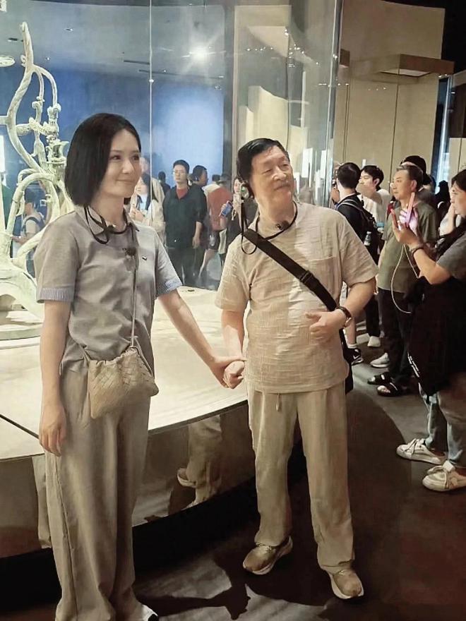 回归本真！谢娜牵父亲逛博物馆太温馨 妈妈曝光 父母衣品相差大