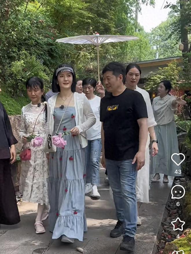 回归本真！谢娜牵父亲逛博物馆太温馨 妈妈曝光 父母衣品相差大