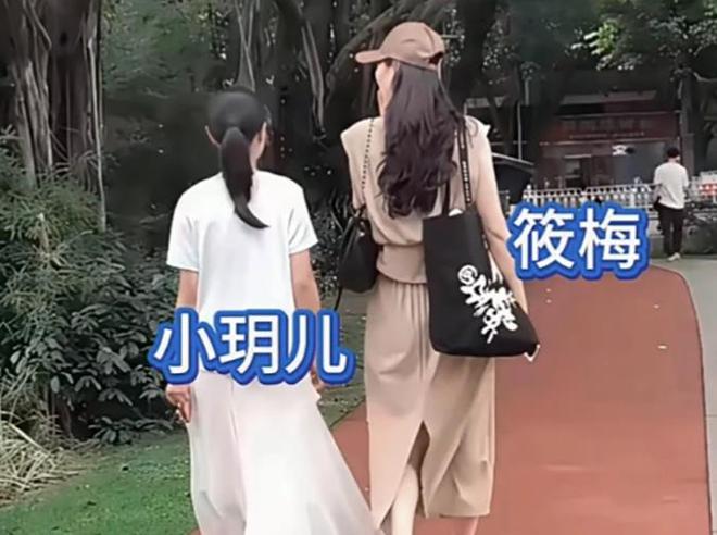 玥儿回北京过端午，穿裙子特别像大S，手提裙子蹦跳超级可爱