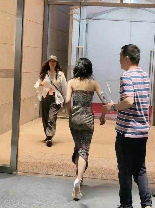 张子枫穿20厘米高跟鞋惊艳红毯？为新片学花滑平衡力强，又美又酷