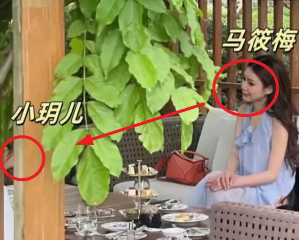 玥儿回北京过端午，穿裙子特别像大S，手提裙子蹦跳超级可爱