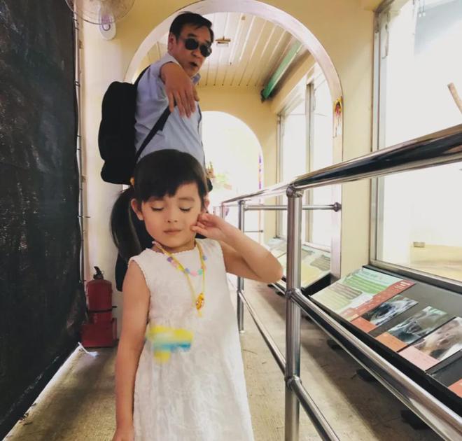 尔冬升女友晒全家福被骂！破防删评惹群嘲，一家三口同框像三代人