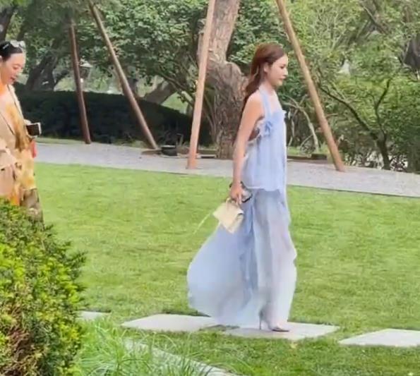 玥儿回北京过端午，穿裙子特别像大S，手提裙子蹦跳超级可爱