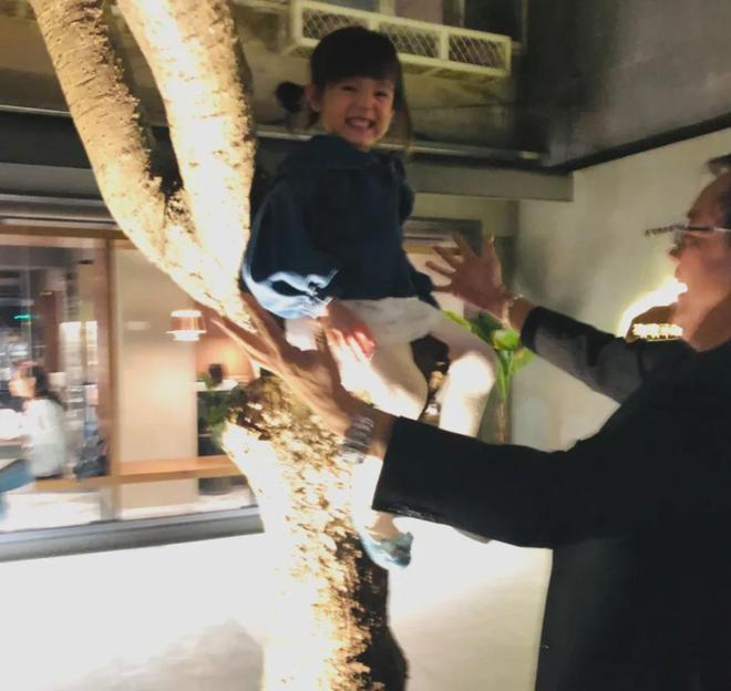 尔冬升女友晒全家福被骂！破防删评惹群嘲，一家三口同框像三代人