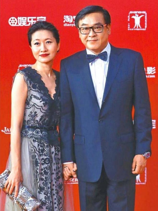 尔冬升女友晒全家福被骂！破防删评惹群嘲，一家三口同框像三代人