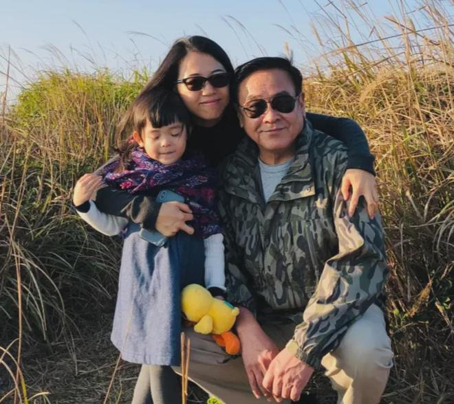 尔冬升女友晒全家福被骂！破防删评惹群嘲，一家三口同框像三代人
