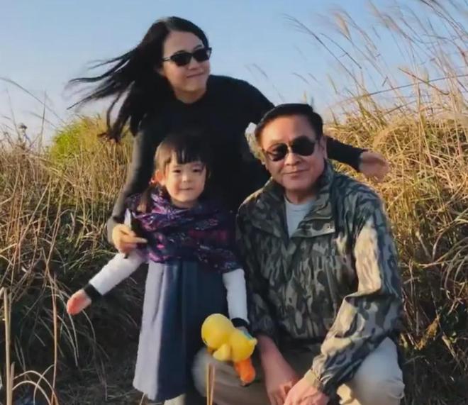 尔冬升女友晒全家福被骂！破防删评惹群嘲，一家三口同框像三代人