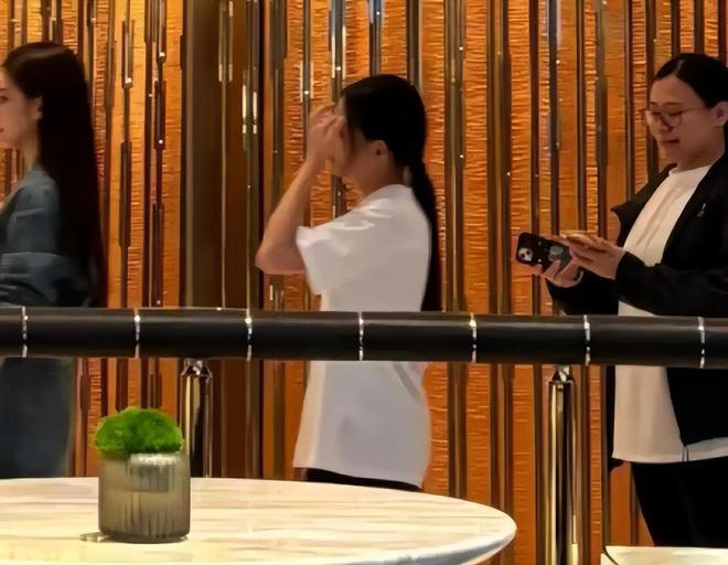 玥儿回北京过端午，穿裙子特别像大S，手提裙子蹦跳超级可爱