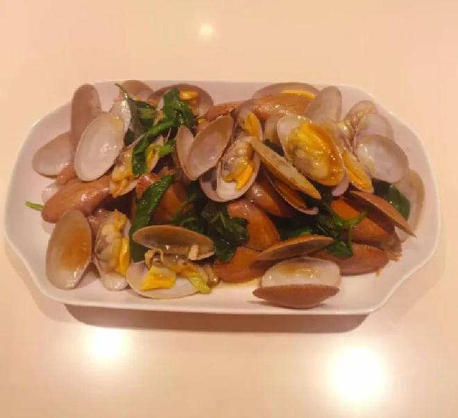 汪小菲岳母太会做人！照顾孩子还煲汤做饭，网友感叹：比亲外婆强