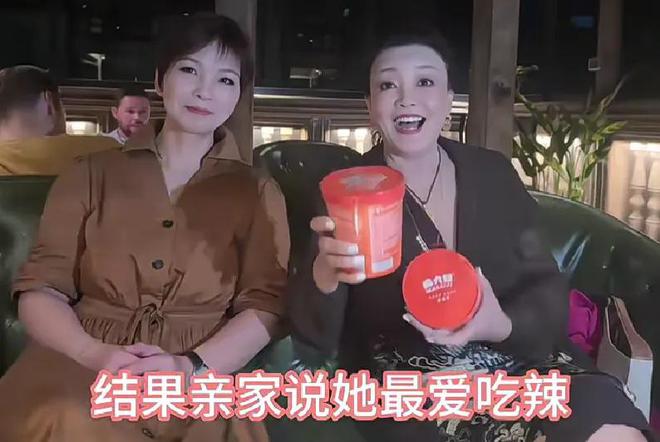 汪小菲岳母太会做人！照顾孩子还煲汤做饭，网友感叹：比亲外婆强