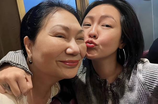 汪小菲岳母太会做人！照顾孩子还煲汤做饭，网友感叹：比亲外婆强