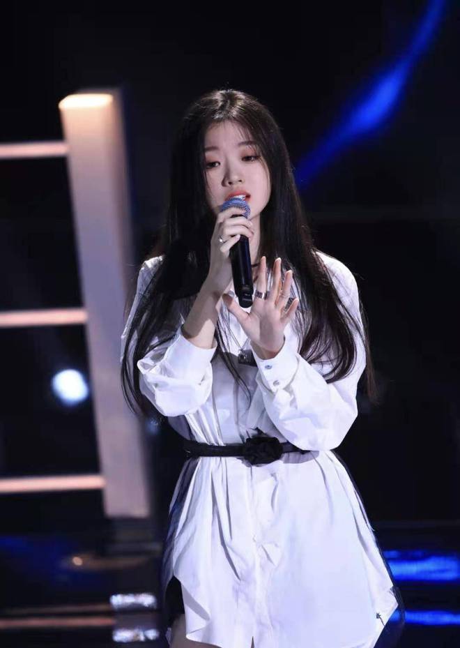 歌手断眉袭榜很正常，为啥大家都在说单依纯失误？欺负妹妹吗？