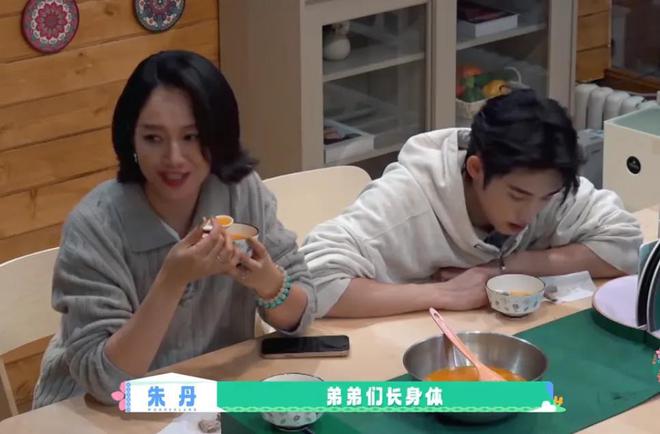 朱丹重男轻女惹争议！让弟弟吃鸡腿惹怒网友，节目组都不敢放正片