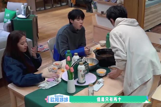 朱丹重男轻女惹争议！让弟弟吃鸡腿惹怒网友，节目组都不敢放正片